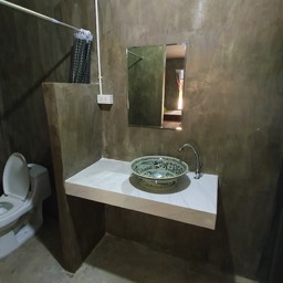 Restroom-studio-triple-room